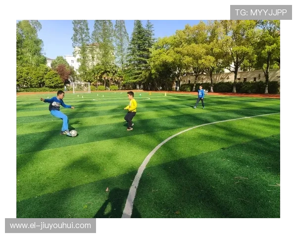 踢足球时因踢球摔倒后的应对方法与安全处理指南全面解析建议全方